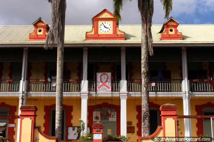 A Prefeitura com o relógio enfrenta em Saint Laurent du Maroni em Guiana Francesa. (720x480px). As 3 Guianas, América do Sul.