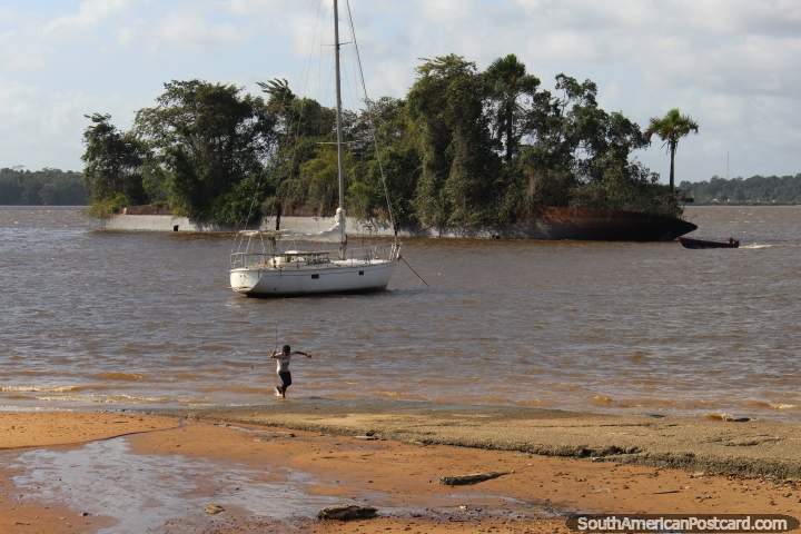 O Barco de Ilha (Le Bateau Ile), a destruição de Edith Cavell, um barco mercante britânico, Saint Laurent du Maroni, Guiana Francesa. (720x480px). As 3 Guianas, América do Sul.
