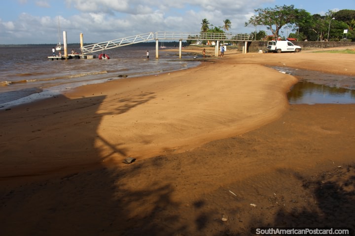 A praia e molhe em Saint Laurent du Maroni em Guiana Francesa. (720x480px). As 3 Guianas, América do Sul.