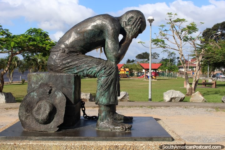 Trabalho de bronze de um preso com um pé encadeado e a sua cabeça nas suas mãos em Saint Laurent du Maroni, Guiana Francesa. (720x480px). As 3 Guianas, América do Sul.