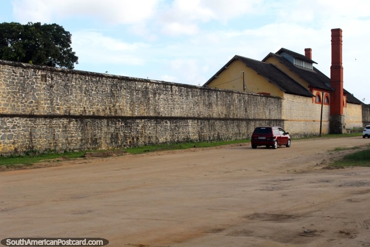 Do lado de fora das paredes de pedra de Le Camp da Transportation, prisão em Saint Laurent du Maroni, Guiana Francesa. (720x480px). As 3 Guianas, América do Sul.