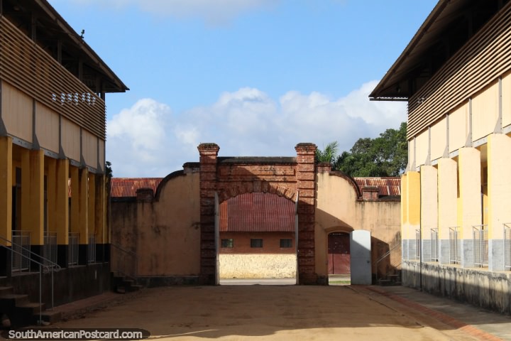 Visão dentro da entrada principal de Le Camp da Transportation, prisão em Saint Laurent du Maroni, Guiana Francesa. (720x480px). As 3 Guianas, América do Sul.