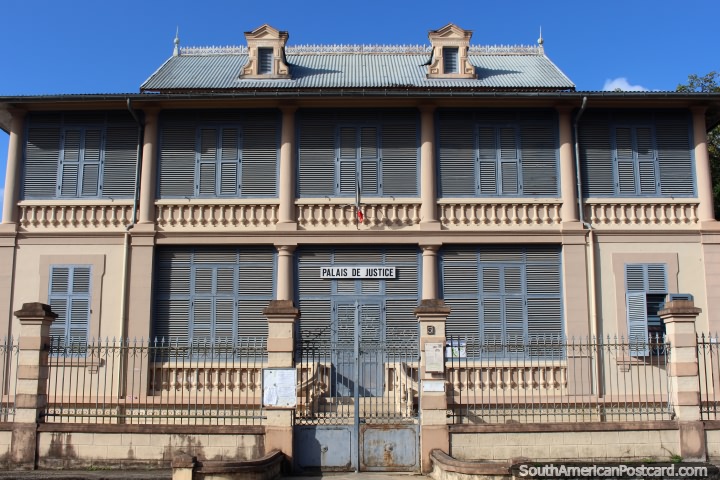 Palais de Justice, um dos tribunais originais em Saint Laurent du Maroni em Guiana Francesa. (720x480px). As 3 Guianas, América do Sul.