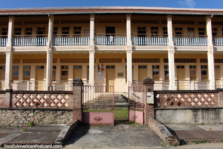 La escuela construida entre 1903 y 1912, Saint Laurent du Maroni, en la Guayana Francesa. (720x480px). Las 3 Guayanas, Sudamerica.