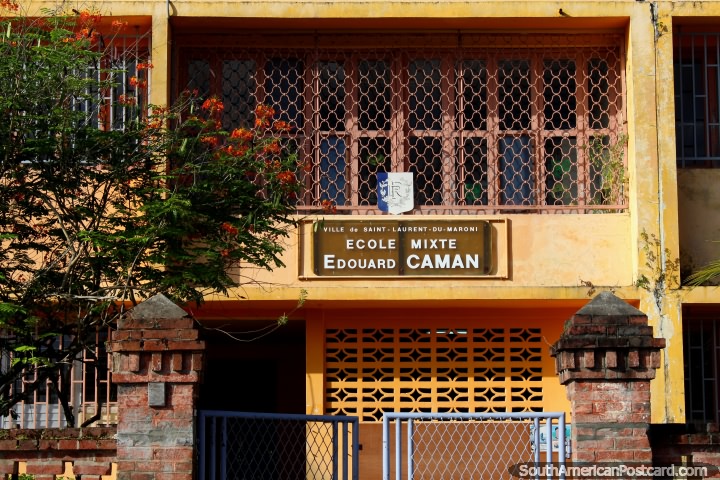 Ecole Mixte Edouard Caman, uma escola em Saint Laurent du Maroni, Guiana Francesa. (720x480px). As 3 Guianas, América do Sul.