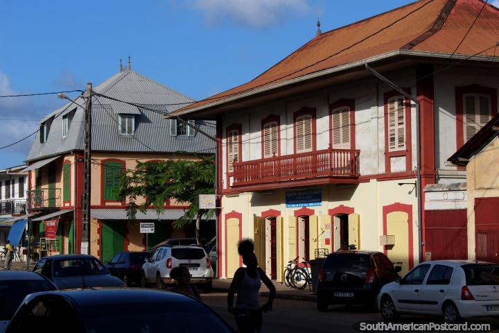 Edifïcios de madeira históricos na rua principal de Saint Laurent du Maroni em Guiana Francesa. (720x480px). As 3 Guianas, América do Sul.