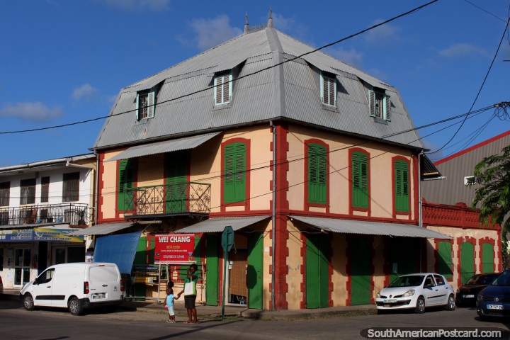 Uma loja chinesa no térreo deste edifïcio de madeira histórico em Saint Laurent, Guiana Francesa. (720x480px). As 3 Guianas, América do Sul.
