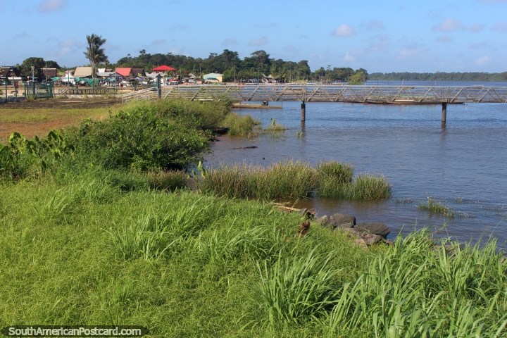 A área de porto no Rio Maroni em Saint Laurent du Maroni, Guiana Francesa. (720x480px). As 3 Guianas, América do Sul.