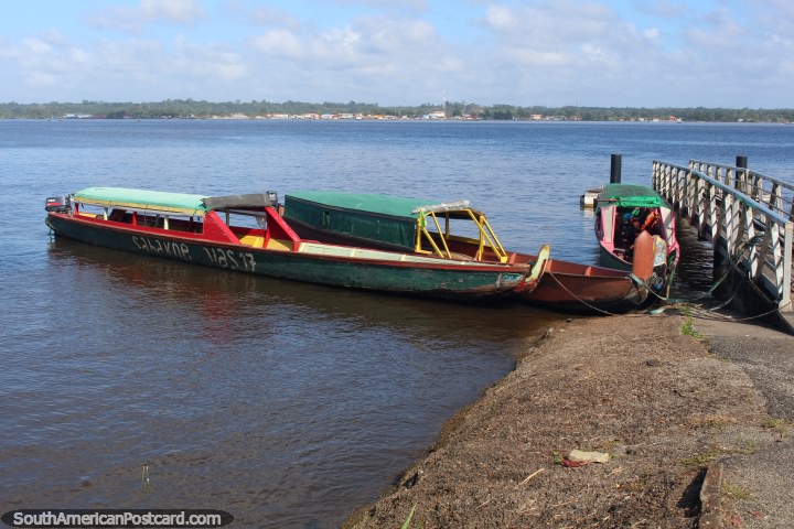 Barcos de rio em Saint Laurent du Maroni com Albina na distância, Guiana/Suriname francês. (720x480px). As 3 Guianas, América do Sul.