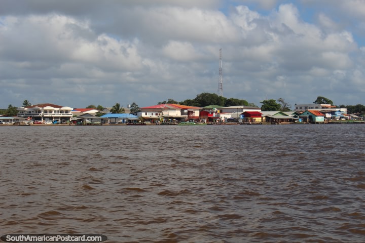 A cidade de Albina junto do Rio Maroni no Suriname. (720x480px). As 3 Guianas, América do Sul.
