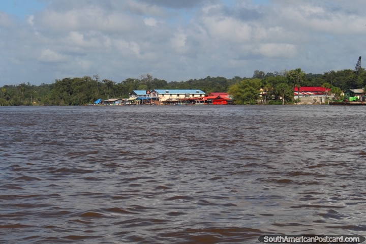 Cruzamento do rio Maroni a Albina o Suriname de Saint Laurent em Guiana Francesa. (720x480px). As 3 Guianas, América do Sul.