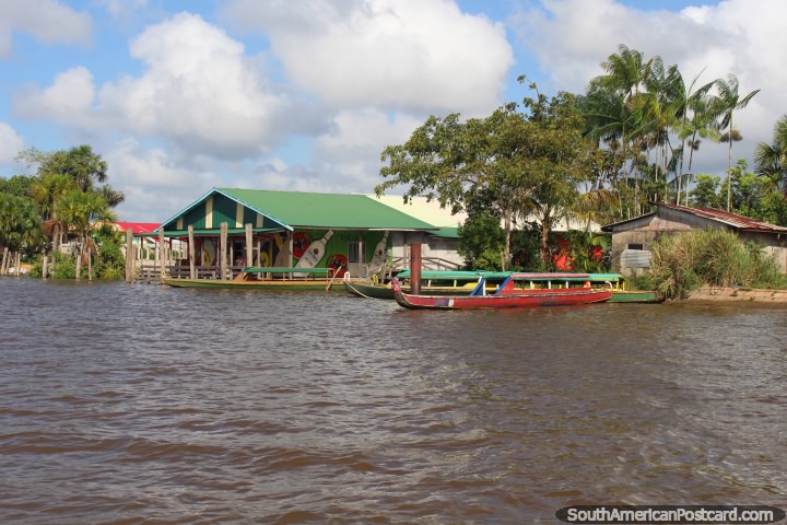 Chegando a Albina, edifïcios e barcos de rio, o Rio Maroni, o Suriname. (720x480px). As 3 Guianas, América do Sul.
