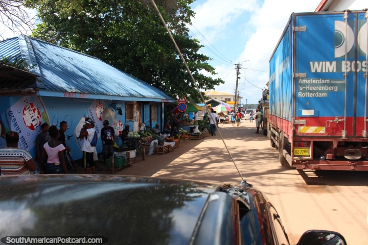 Una calle muy transitada en el centro de Albina, Surinam. (720x480px). Las 3 Guayanas, Sudamerica.