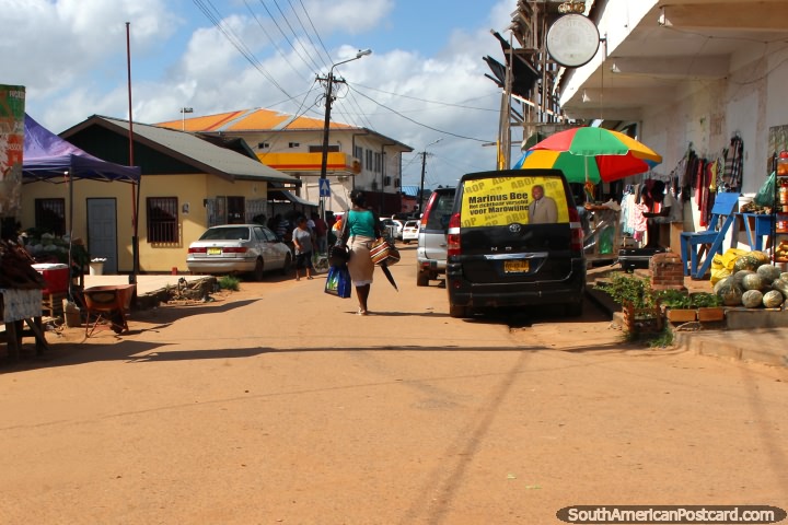 Calle y tiendas en el centro de Albina en Surinam. (720x480px). Las 3 Guayanas, Sudamerica.