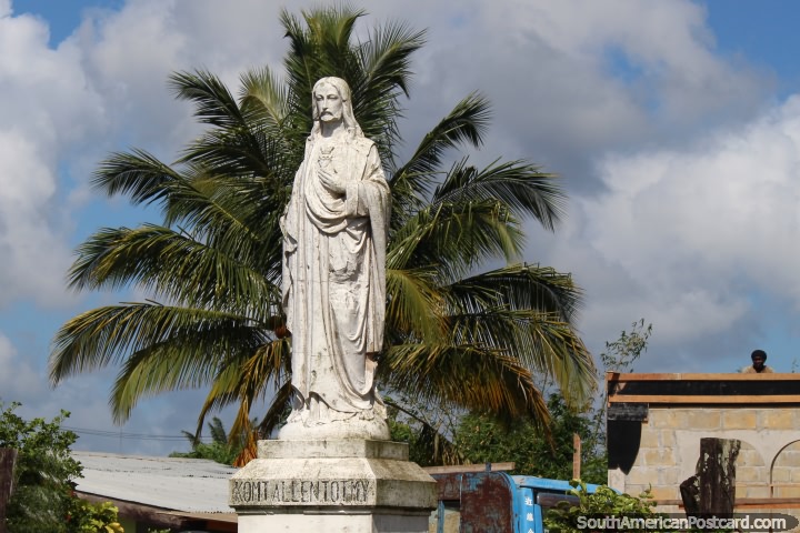 Estátua de Jesus branca em Albina - o Suriname, homem em telhado próximo. (720x480px). As 3 Guianas, América do Sul.