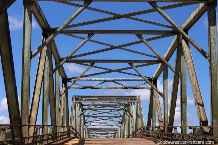 Un marco de acero del puente, que cruza un río entre Albina y Paramaribo, Surinam. (720x480px). Las 3 Guayanas, Sudamerica.