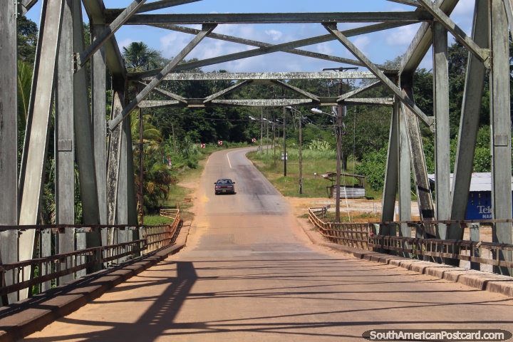 Abajo el puente al otro lado del río entre Albina y Paramaribo, Surinam. (720x480px). Las 3 Guayanas, Sudamerica.