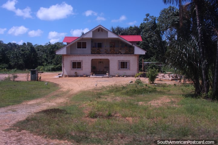 Casa en una gran propiedad en el pas entre Albina y Paramaribo, Surinam. (720x480px). Las 3 Guayanas, Sudamerica.