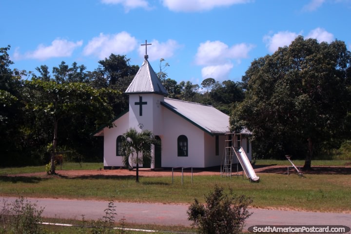 Blanco y verde iglesia rodeada de árboles entre Albina y Paramaribo, Surinam. (720x480px). Las 3 Guayanas, Sudamerica.