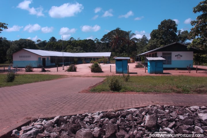 Escuela Potribo entre Albina y Paramaribo, Surinam. (720x480px). Las 3 Guayanas, Sudamerica.