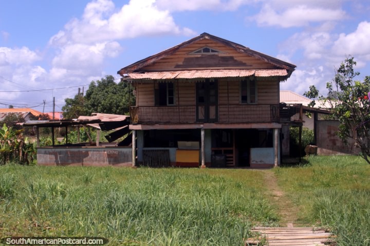 Velha casa de madeira no païs nos arrabaldes de Paramaribo no Suriname. (720x480px). As 3 Guianas, América do Sul.