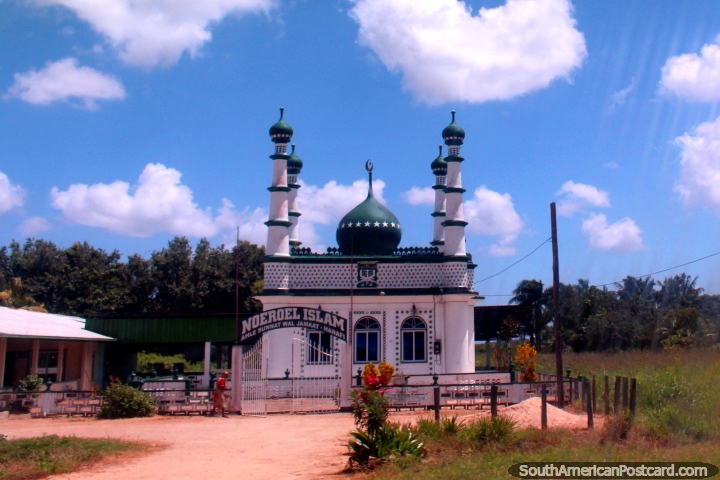 Noeroel Islam (Ahle Sunnat Wal Jamaat - Hanafi), templo nos arredores de Paramaribo, no Suriname. (720x480px). As 3 Guianas, América do Sul.