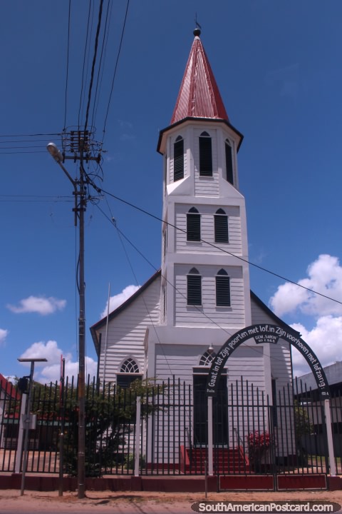 Una iglesia de madera blanca con un campanario rojo de altura en las afueras de Paramaribo en Surinam. (480x720px). Las 3 Guayanas, Sudamerica.