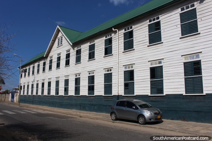 Escuela San Elisabeth en Paramaribo, edificio largo de madera blanca, muchas ventanas, Surinam. (720x480px). Las 3 Guayanas, Sudamerica.