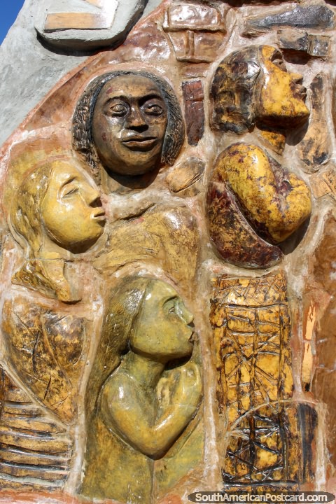Vista de perto de 4 outros figuras do monumento de arte do lado de fora da catedral em Paramaribo, Suriname. (480x720px). As 3 Guianas, América do Sul.