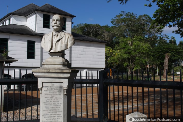 Meester George Henry Barnet-Lyon (1849-1918), abogado Holandés, busto en Paramaribo, Surinam. (720x480px). Las 3 Guayanas, Sudamerica.