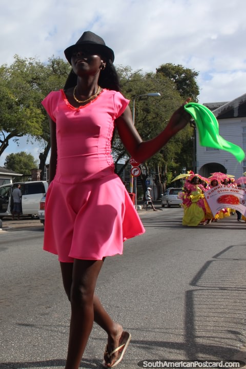 Chica en vestido rosa y un sombrero negro, Las Estrellas Brillando Originales en el desfile Avondvierdaagse en Paramaribo, Surinam. (480x720px). Las 3 Guayanas, Sudamerica.
