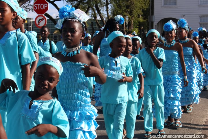 As Pequenas Estrelas Brilhantes, vestido de grupo jovem em equipamentos azul-claros na pompa de Avondvierdaagse em Paramaribo, Suriname. (720x480px). As 3 Guianas, América do Sul.