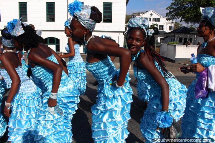 Uma mais velha menina do grupo chamado As Pequenas Estrelas Brilhantes na pompa de Avondvierdaagse em Paramaribo, Suriname. (720x480px). As 3 Guianas, América do Sul.