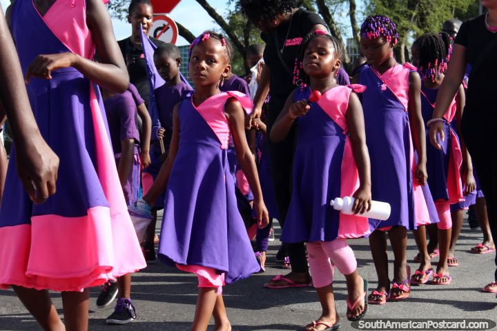 As meninas jovens vestiram-se em rosa e púrpura na pompa de Avondvierdaagse em Paramaribo, Suriname. (720x480px). As 3 Guianas, América do Sul.