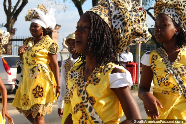 A menina com o cabelo trançado na pele de tigre amarela projeta na pompa de Avondvierdaagse em Paramaribo, Suriname. (720x480px). As 3 Guianas, América do Sul.