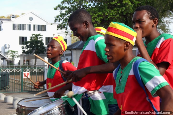 Um grupo de rapazes de tamborileiro vestiu-se em cores nacionais na pompa de Avondvierdaagse em Paramaribo, Suriname. (720x480px). As 3 Guianas, América do Sul.