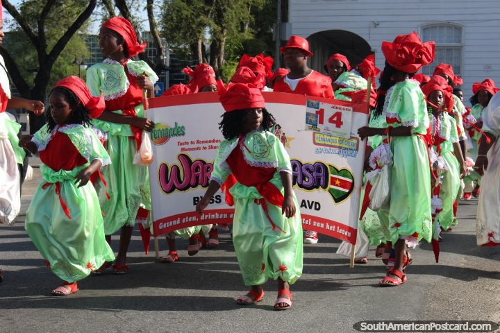 Warang Brasa, um grupo vestiu-se em verde claro e vermelho na pompa de Avondvierdaagse em Paramaribo, Suriname. (720x480px). As 3 Guianas, América do Sul.
