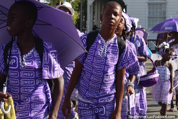 Grupo escolar con trajes de color prpura en el desfile Avondvierdaagse en Paramaribo, Surinam. (720x480px). Las 3 Guayanas, Sudamerica.