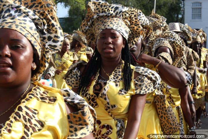 Las mujeres que usan la piel de tigre trajes estampados en el desfile Avondvierdaagse en Paramaribo, Surinam. (720x480px). Las 3 Guayanas, Sudamerica.
