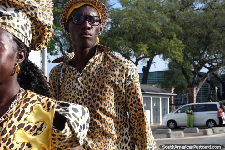 Homem com camisa de pele de tigre e chapu na pompa de Avondvierdaagse em Paramaribo, Suriname. (720x480px). As 3 Guianas, Amrica do Sul.