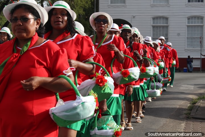 Las mujeres del grupo llamado S Lands Hospitaal en el desfile Avondvierdaagse en Paramaribo, Surinam. (720x480px). Las 3 Guayanas, Sudamerica.