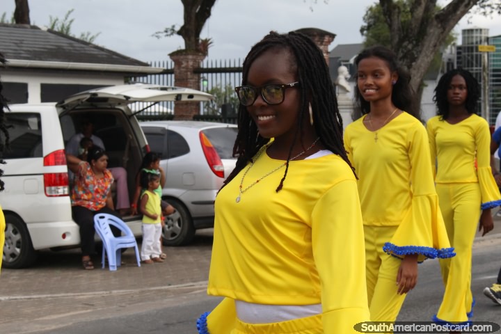Chica bonita que sonríe para la cámara en el desfile Avondvierdaagse en Paramaribo, Surinam. (720x480px). Las 3 Guayanas, Sudamerica.
