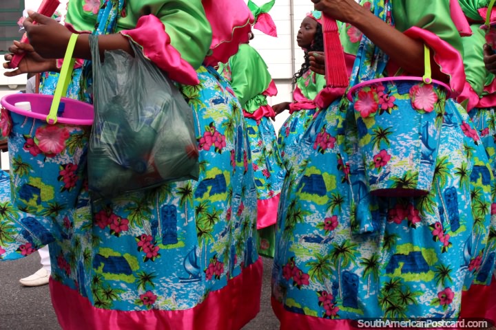 Vestidos que reflejan la cultura que usan las mujeres en el desfile Avondvierdaagse en Paramaribo, Surinam. (720x480px). Las 3 Guayanas, Sudamerica.