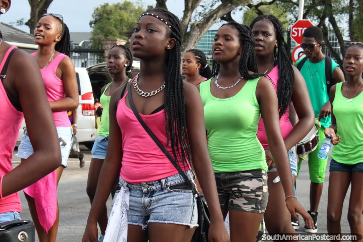 As meninas vestiram-se em rosa e verde na pompa de Avondvierdaagse em Paramaribo, Suriname. (720x480px). As 3 Guianas, Amrica do Sul.