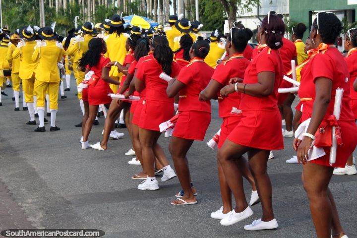 La parte posterior de las personas con trajes de color rojo y amarillo en el desfile Avondvierdaagse en Paramaribo, Surinam. (720x480px). Las 3 Guayanas, Sudamerica.