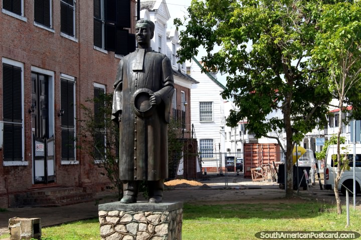 Sr. do doutor J.C. de Miranda, estátua em Paramaribo, um jurista e polïtico, o Suriname. (720x480px). As 3 Guianas, América do Sul.