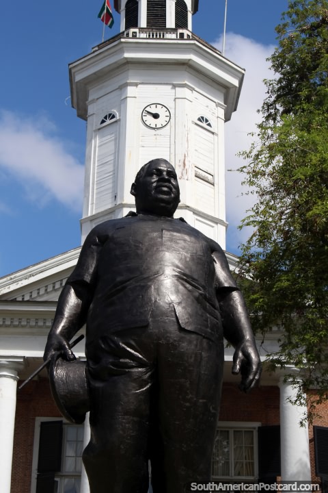 Bronce-obra de Johan Adolf Pengel y la torre del reloj en la Plaza de la Independencia en Paramaribo, Surinam. (480x720px). Las 3 Guayanas, Sudamerica.