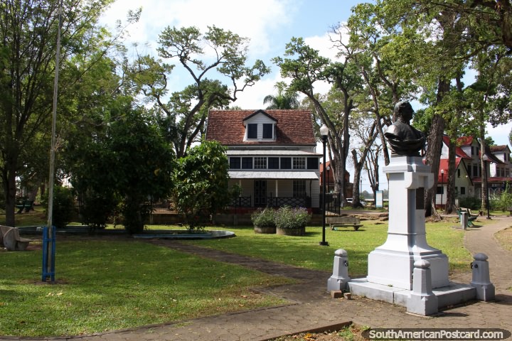 El área de la plaza al lado de Fort Zeelandia con árboles y senderos, Paramaribo, Surinam. (720x480px). Las 3 Guayanas, Sudamerica.