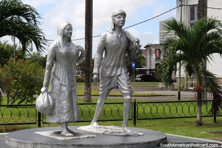 El monumento Baba y Mai celebra los obreros y los inmigrantes de Surinam Indios (1873), Paramaribo. (720x480px). Las 3 Guayanas, Sudamerica.