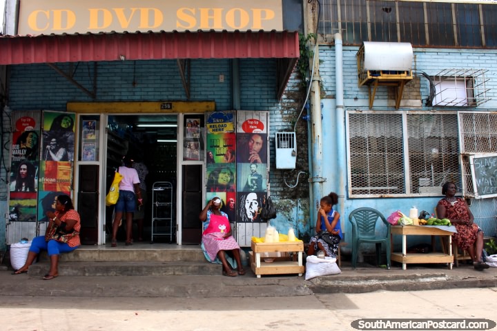 Imagens de Bob Marley do lado de fora de um CD e loja DVD em Paramaribo no Suriname. (720x480px). As 3 Guianas, América do Sul.